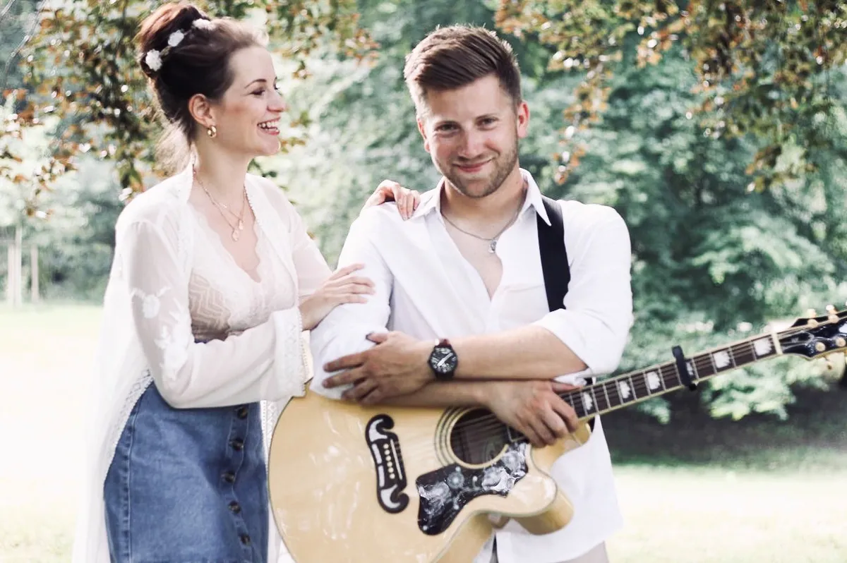 Hochzeits Sängerin Lea Christine beim Gesang für eine elegante Hochzeit.